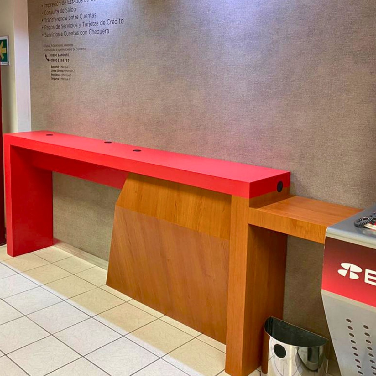 Interior de sucursal bancaria en proceso de adecuación