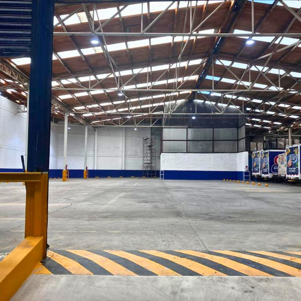 Superficie industrial terminada con señalización de seguridad